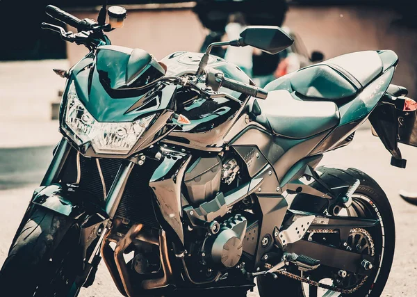 Zadní Pohled Klasickou Motocykl Výfukové Chrom Trubky Světla Dívkou — Stock fotografie