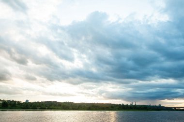 Nehrin üzerindeki yeşil orman nehir köprüsüne köprü ördekler, mavi nehir suyu.