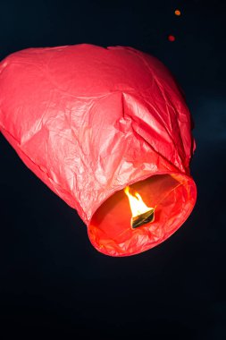 Akşamları, gün batımında, akrabaları ve arkadaşlarıyla birlikte geleneksel fenerler yakarlar. Gelenek ve seyahat