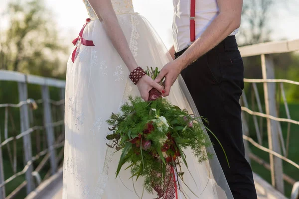 花嫁はバラから結婚式の花束を手に持っています 結婚式の日の花 美しいボヘミアン結婚式の花の花束 女の子ですドレスにバラの花束 — ストック写真