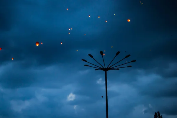 stock image In the evening, at sunset, people with their relatives and friends launch traditional lanterns. Tradition and travel