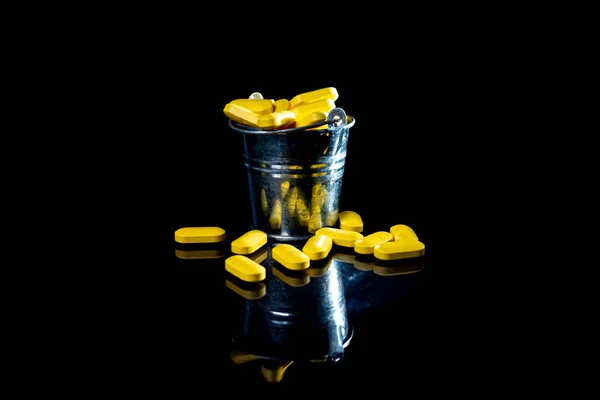 Fehér Narancssárga Tabletták Borosüvegben Üvegben Vödörben Elszigetelt Fekete Készlet Kapszula — Stock Fotó