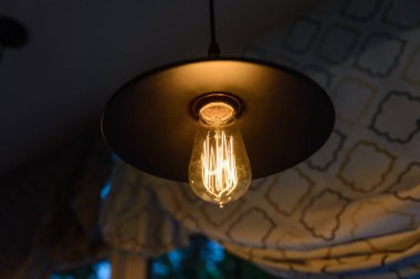 Arka planda siyah modern asılı lamba beyaz