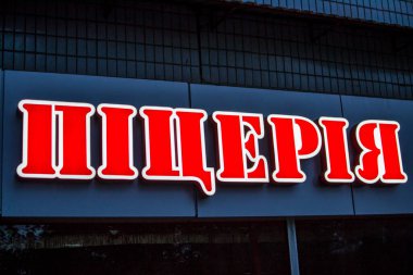 Ukrayna yazıtlı pizza tabelasını kapatın.