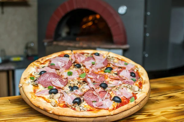 Pizzát Sütni Sütőben Pizza Kályha Mellett Tűzzel Háttér Egy Hagyományos Stock Kép