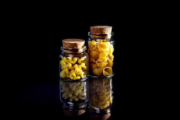 Rohe Nudeln Glas Weinglas Eimer Rohe Pasta Auf Schwarzem Hintergrund — Stockfoto