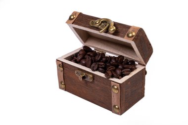 Sandık ve kahve, orta yaşlı kahve çekirdekleri. Korsan sandığına dökülmüş. Değerli, pahalı, tonik, canlandırıcı, güzel kokulu, lezzetli, yüksek kaliteli, kızarmış içecek. Kahverengi, parlak taneler