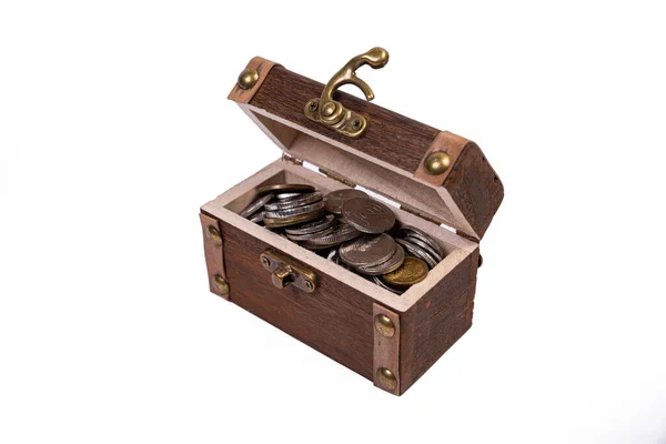 Dřevěný Pirátský Poklad Truhlice Stříbra Zlatých Mincí Izolovaných Bílém Pozadí — Stock fotografie