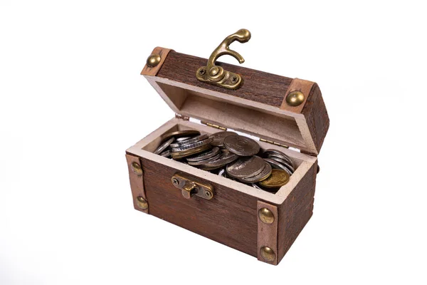 Dřevěný Pirátský Poklad Truhlice Stříbra Zlatých Mincí Izolovaných Bílém Pozadí — Stock fotografie