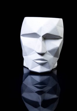 Vazo olarak destekle, ön tarafa odaklan. Siyah arka planda bir yüz şeklinde alçı vazo. izole