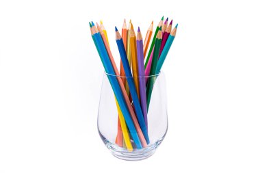 Şarap kadehi ve kovada çok renkli kalemler. Seçici renk seçici, modern sanatın izole edilmiş beyaz veya siyah arka planında bir şarap kadehinde bir grup renkli kalemi bulanıklaştırdı. Modern tasarım