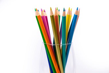 Şarap kadehi ve kovada çok renkli kalemler. Seçici renk seçici, modern sanatın izole edilmiş beyaz veya siyah arka planında bir şarap kadehinde bir grup renkli kalemi bulanıklaştırdı. Modern tasarım