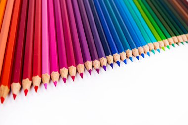 Çok renkli arka planda çok renkli kalemler, yakın plan, kopyalama alanı, modern sanat. Modern tasarım izole