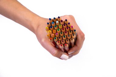 Kadın eli çizmek için çok renkli kalemler. Beyaz arka planda kadın eli olan çok renkli kalemler, yakın plan, kopyalama alanı, modern sanat. Modern tasarım izole