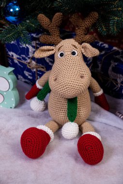 Örgü geyik. Güzel geyik. Yeni yıl çelengi, örgü tavşan ve geyik Noel ağacında hediyeler.