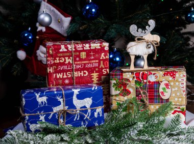 Örgü geyik. Güzel geyik. Yeni yıl çelengi, örgü tavşan ve geyik Noel ağacında hediyeler.