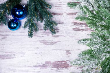 Düz kompozisyon, serebentin şeritler ve ahşap arka planda Noel dekoru. Metin Toplar, dallar, şapka, hediyeler için boşluk