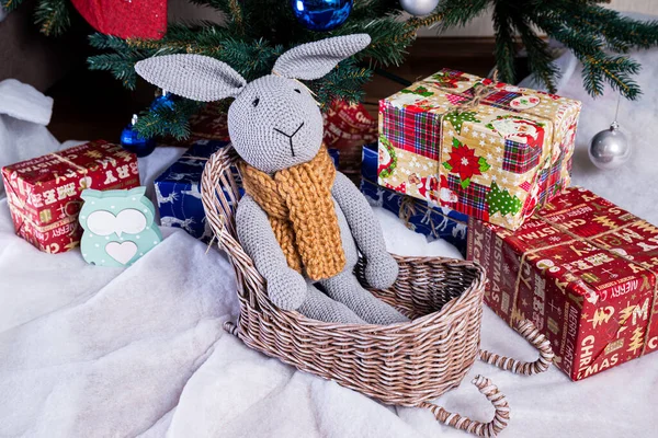Örgü geyik. Güzel geyik. Yeni yıl çelengi, örgü tavşan ve geyik Noel ağacında hediyeler.