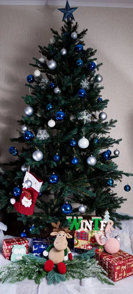 Kerst Nieuwjaar Interieur Met Rode Bakstenen Muurachtergrond Versierde Dennenboom Met — Stockfoto