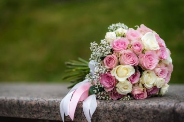 Doğa konsepti yaprakları için farklı egzotik sazlık yaprakları olan güzel düğün dekorasyonları. Hoş geldin buketi. Güllü buket, şakayık, gelin ve damat için calla