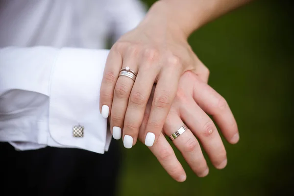 Menyasszony Vőlegény Kezei Gyűrűkkel Menyasszony Vőlegény Egy Kávézóban Esküvői Csokor Jogdíjmentes Stock Képek