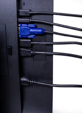 IT mühendisi eli monitöre kablo bağlıyor. DVI kablosunu bilgisayar bilgisayarına bağlayan bir adam. VGA DVI Ekran Portu ve güç kablosu. Bir insanın ellerine teslim ol. Boşluğu kopyala.