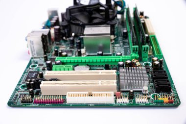 Bir serviste kişisel bilgisayar işlemci soketi için yeni bir RAM DDR belleği kuruluyor. Onarım onarımı. Bilgisayar güncelleme ya da onarım konsepti. İzole edilmiş