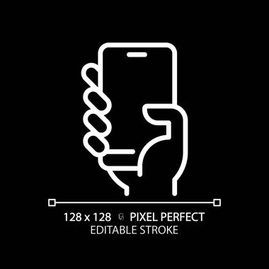 Akıllı telefon pikseli ile el koyu tema için mükemmel beyaz doğrusal simge. Cep telefonu tutan kişi. İletişim için mobil cihaz. İnce çizgili çizim. Gece modu için izole edilmiş sembol. Düzenlenebilir vuruş
