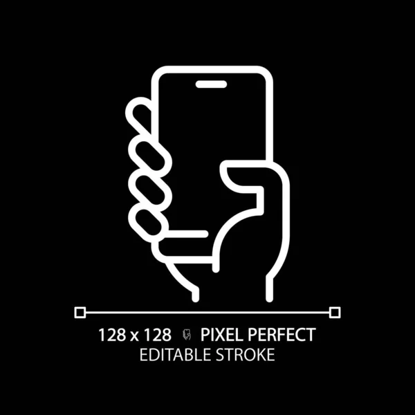 暗いテーマのためのスマートフォンのピクセル完璧な白い線形アイコンで手 携帯電話を持ってる人 通信用のモバイル機器 細い線のイラスト ナイトモードのための隔離されたシンボル 編集可能なストローク — ストックベクタ