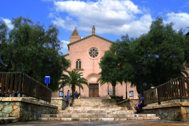 Portocristo, Mallorca 'daki Aziz Carmen Kilisesi cephesi. Neo Romanesque Tapınağı.