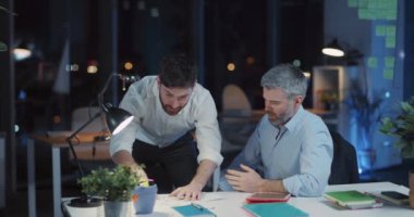 Birkaç sakallı Kafkasyalı yönetici beyin fırtınası hakkında konuşuyor başarılı bir başlangıç yapıp zaferi kutluyorlar ve şirket ofisinden ayrılıyorlar..