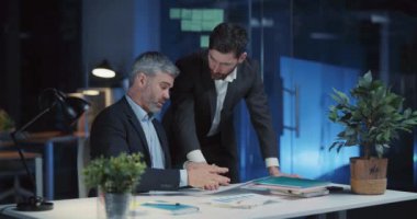 İki yetişkin iş adamından oluşan Kafkas takımı şirket sorunlarını çözmek için çok çalışıyor ve birlikte pazarlama stratejisi geliştiriyorlar. İşbirliği. Gece vakti..