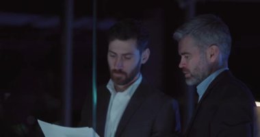 Kooperatif yetişkin iş adamı ve genç iş arkadaşı toplantı odasında çok çalışan şirket fikirlerini tartışıyorlar. Yaratıcı ekip. Yönetim.