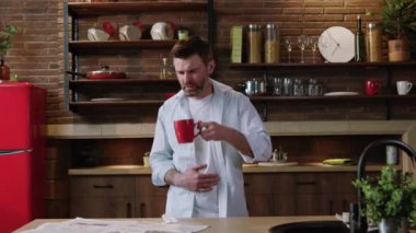 Mide ağrısından muzdarip bir adamın portresi. Su içmek ve kendi mutfağında duran korkunç acıyı dindirmek için haplar almak..