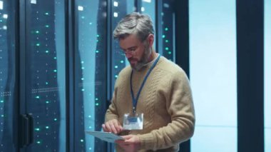 Adanmış bir profesyonel karmaşık bir sunucu sistemini izliyor ve performans ve güvenliği sağlamak için verileri analiz ediyor