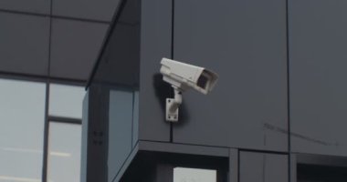 NEW YORK - 5 Nisan 2017: Beyaz kamera 24 saat çalışıyor. Organizasyonun güvenliğini sağlayan büyük uluslararası bir şirket. Açık havada. Gözetleme.