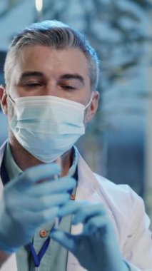 Laboratuvarda maskeli bir adam bilimde güvenliğin önemini vurgular. Bir test tüpünü elinde tutarken, krizin ortasında adanmışlığı somutlaştırıyor, sağlık alanındaki ön cephe çabalarını gösteriyor