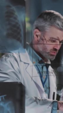 Klinik bir ortamda, bir bilim adamı dizüstü bilgisayardaki verileri analiz ederek röntgeni inceler. Bir şırınga hazırlıyor, sağlık gelişmelerinde teknoloji ve tıbbın karışımını vurguluyor.