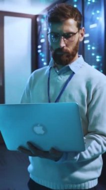 Çok odaklanmış bir birey şık ve iyi tasarlanmış bir çalışma alanında çevre aydınlatmalı şık bir dizüstü bilgisayar üzerinde çalışıyor.