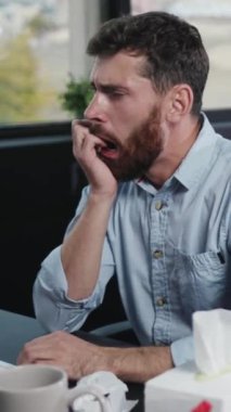 Çalışmalarına çağdaş bir ofiste yoğunlaşan bir adam üretkenlik ve profesyonellik sergiliyor..