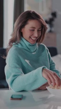 Mavi kazaklı bir kadının mısır gevreği ve patlamış mısırla dolu bir masada masa başı işleriyle iç içe olduğu derin düşüncelere daldığı anlar vardır.