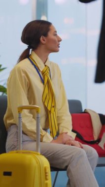 Bu ilgi çekici videoda, bir kadın ve bir erkek sarı bir bavul içinde bağlantılarını yönlendiriyor, seyahat, umut ve yeni başlangıçlar temalarını ortaya koyuyor.