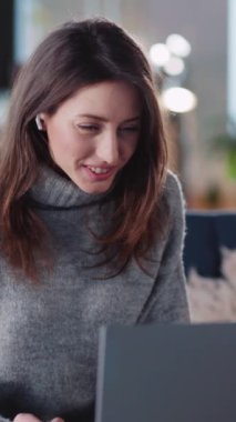 Neşeli Kafkasyalı Genç Kadın Evde Öğreniyor Çevrimiçi Eğitim Video Dersi Evde Kulaklık Takıyor Karantina sırasında Kulaklık Çalışıyor.