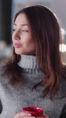 İnsanlar ve içki konsepti - sıcak çay ya da kahve içen Afrikalı Amerikalı kadınlara yakın çekim