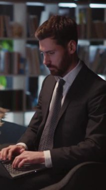 Sandalyede oturan iş adamı dizüstü bilgisayarla nihayet projesini bitiriyor ve koltukta uyukluyor. Çok çalışmak öldürür. İşkolik kavramı.