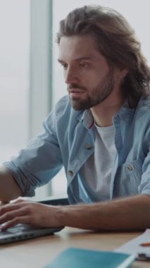Genç ofis çalışanı beyaz adam dizüstü bilgisayarda projesini kontrol ediyor internet bağlantısı sorunu yaşıyor derin bir sürpriz elde etmekte zorlanıyor. Sorun kavramı.