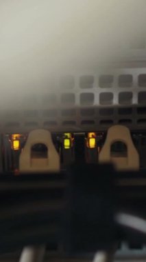 Bu videoda, ncb harflerini, sırları ve teknoloji ile yaratıcılık arasındaki bağlantıyı gösteren bir sunucu ve duman yayan klasik bir daktilo ile bir hikaye gözler önüne seriliyor.
