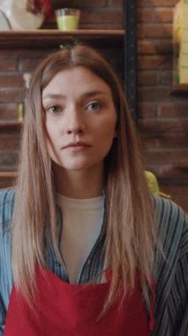 Evdeki mutfakta yemek pişiren güzel bir genç kadının inanılmaz portresi..