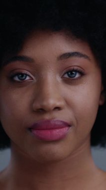 Güzel kıvırcık saçlı genç bir kadının derin duygularını gösteren nefes kesici bir yakın çekim portresi.