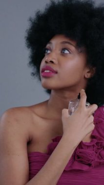 Şaşırtıcı derecede çarpıcı bir kadın nefes kesen bir duruş ve büyüleyici renkli renklerle seyircilerini büyülüyor.